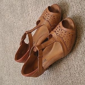 Cobb Hill Alyssa T-strap tan sandals 7